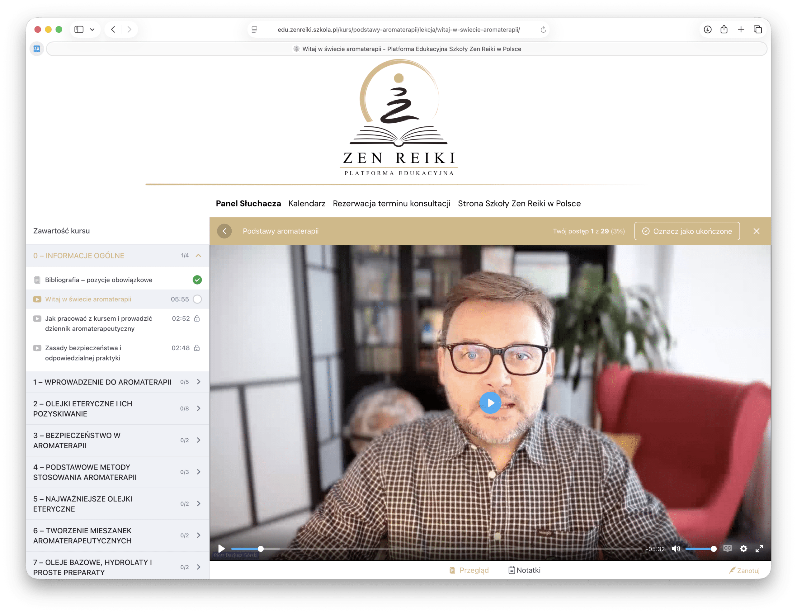 Odtwarzacz wideo z wykładem o podstawach aromaterapii, z prowadzącym na ekranie